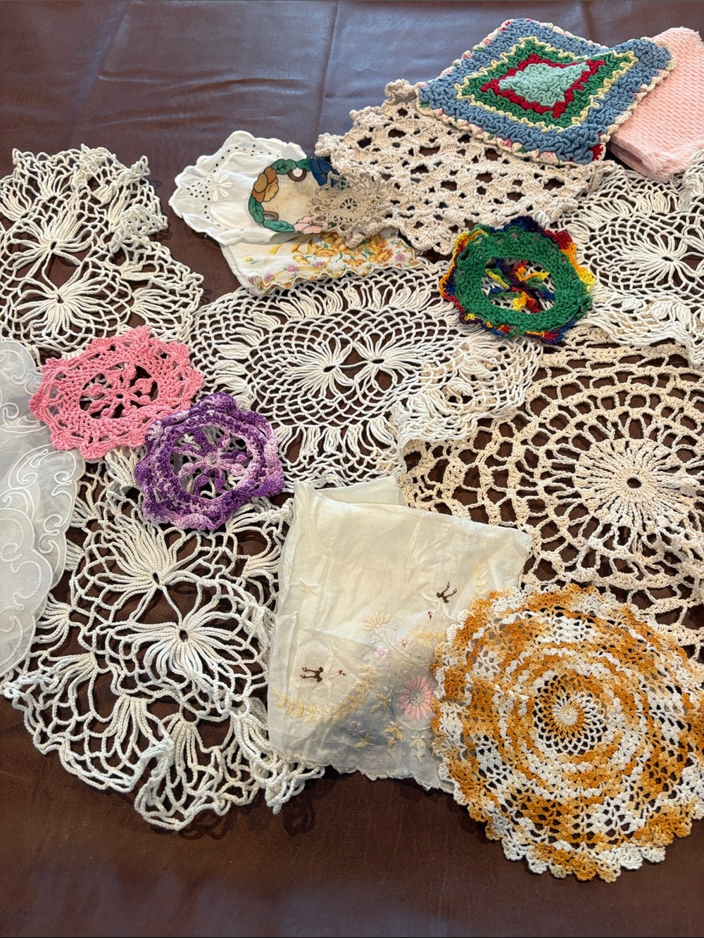 Lot of vintage doilies and linens - Picture 4 of 5